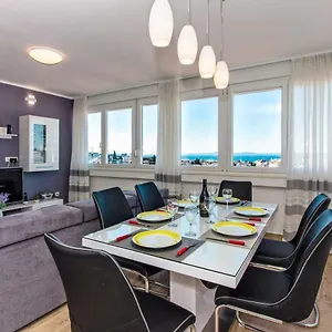 https://deluxe-apartment-miro.splithotels.org